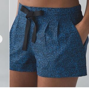 lululemon | Spring Break Away Short II Blue Black size 2